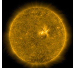 Астрономы сообщили об огромном пятне в центре Солнца