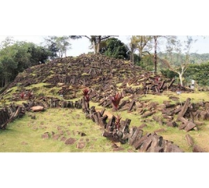Геологи нашли загадочную древнюю пирамиду в лесах Индонезии